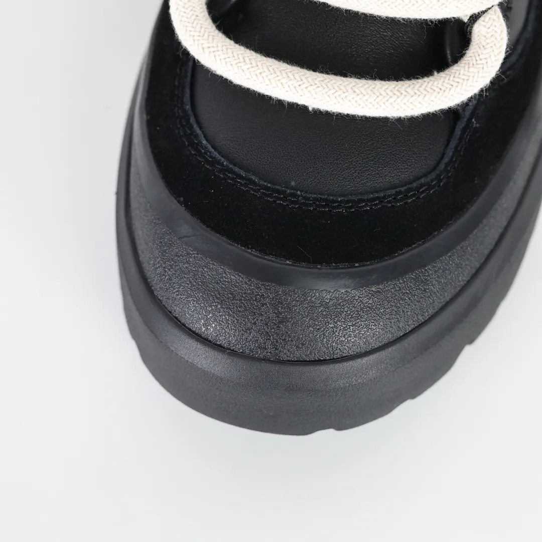 Copy price 💰700 Core recommendation Good price In recent years, uug has launched a series of styles that are partially geared towards the preferences of young consumers and have also moved to the forefront of fashion trends. Shoe body material Water-repellent coated suede upper 17 mm UGGPURE™ implanted wool insole Lightweight non-slip comfortable rubber outsole Brand LOGO trademark Comes with a full set of packaging Size: 36 37 38 39 40 41 42 43 44 45